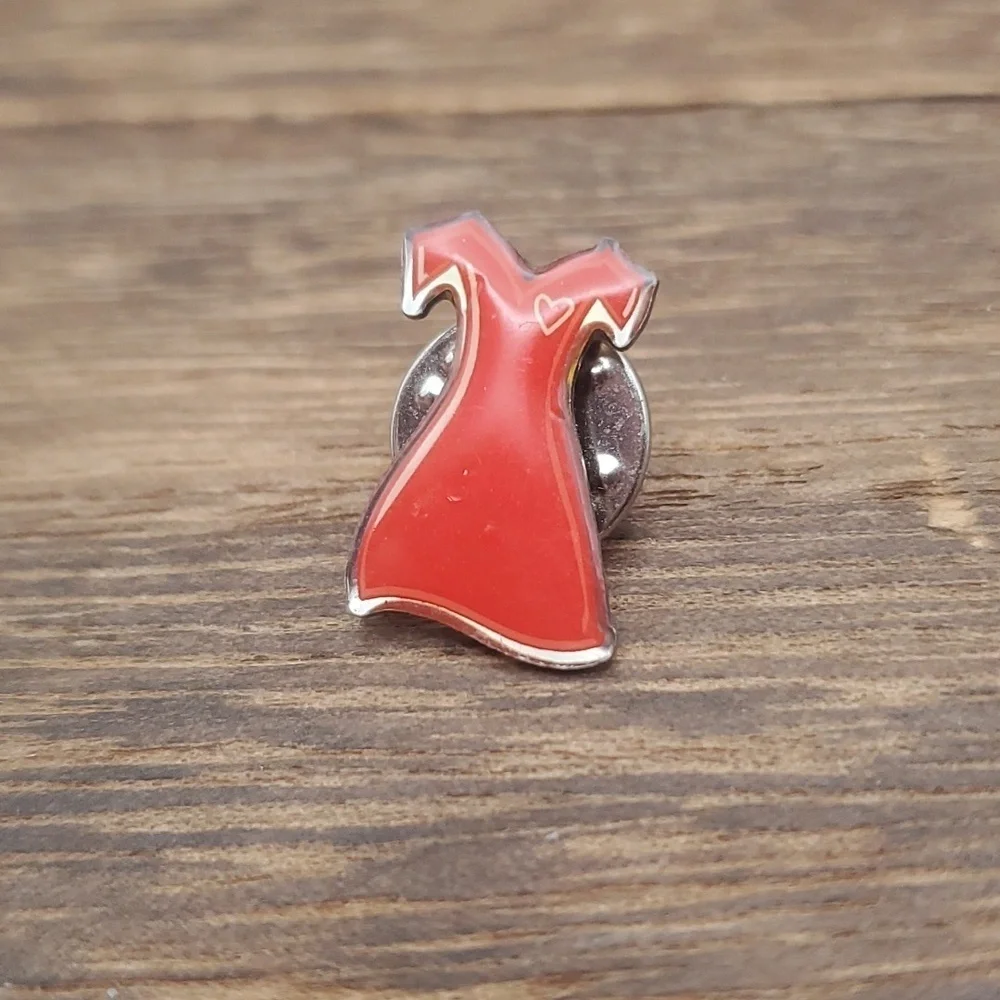Little red‎ dress vintage pin B527